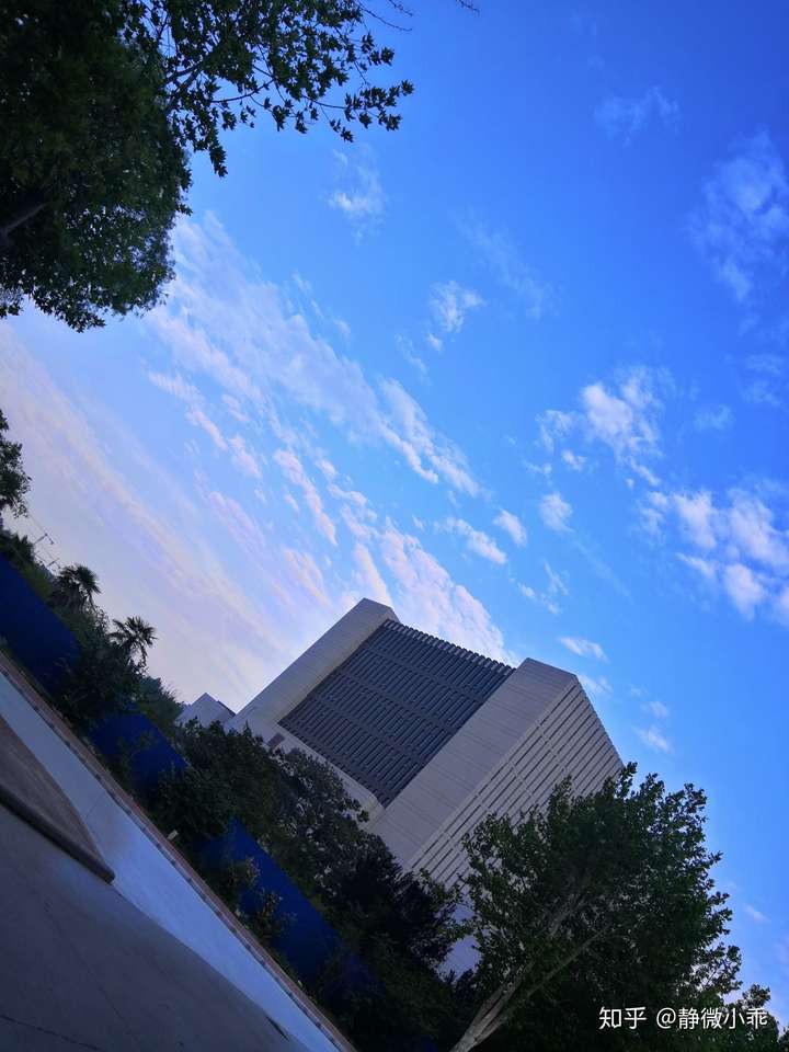 新乡学院的图书馆或教室环境如何?是否适合上自习?