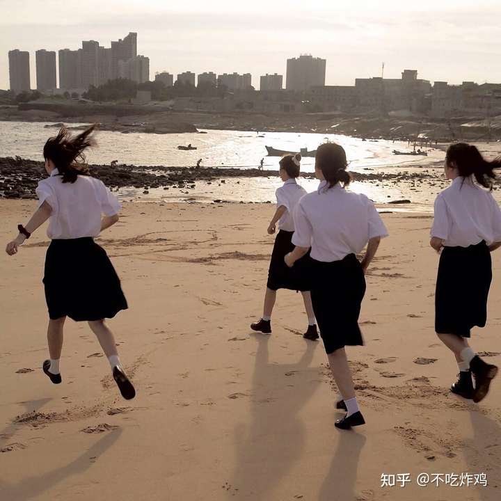 (最好是女生或者小盆友正在奔跑)?