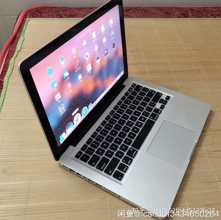 入一个二手macbookpro 我一直纠结为什么17款的背面log会亮,卖家说