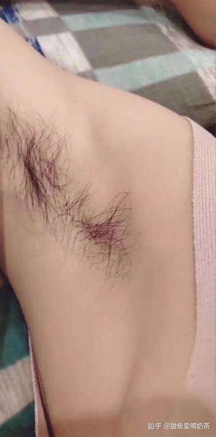 网红在那嘚瑟呢"还时不时的手抬起来挥两下,只想说一句话,;腋毛妹妹