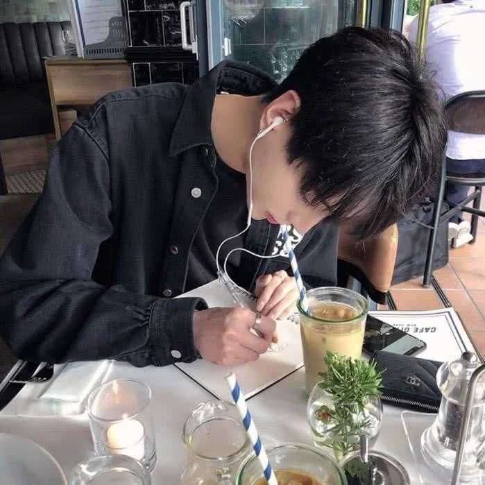 有没有一看就想恋爱的男生头像推荐?