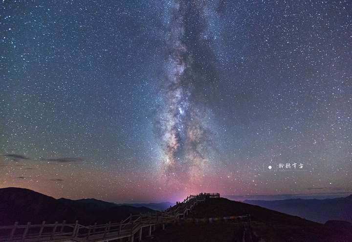 像这种背景是满天繁星或是银河的图片是如何拍出来的?