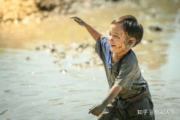 不要害怕脏,玩泥巴能增强孩子的免疫力