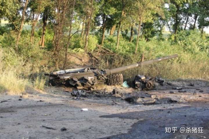 东乌民兵t-64b遭政府军bmp-2步兵战车射击殉爆后的惨况