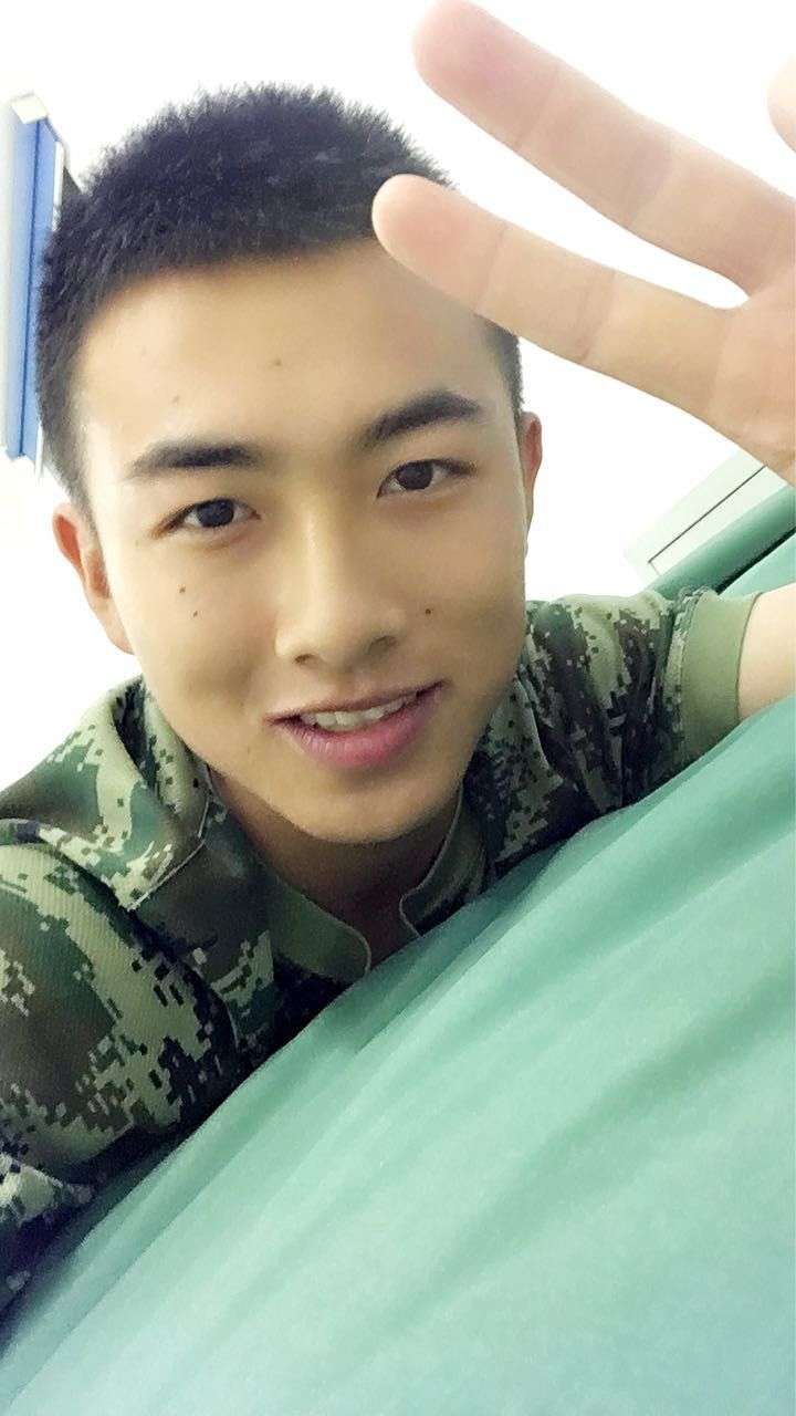 男生如何自拍才会把自己拍的好看?