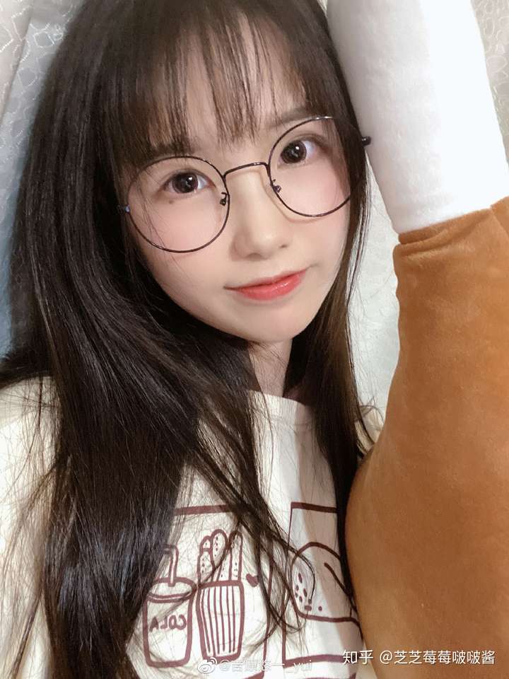 有戴眼镜留刘海还长得很好看的女孩子吗?