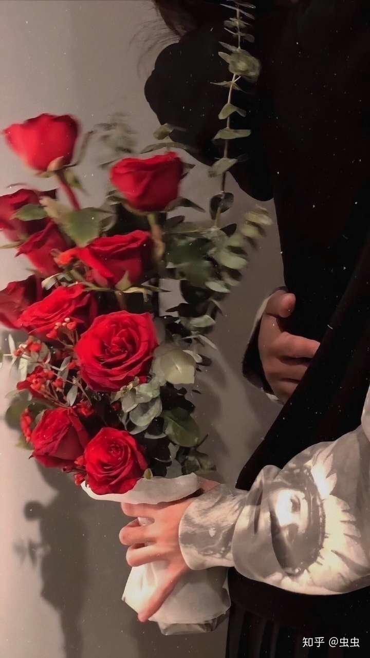 有没有人知道那种壁纸,就是手拿花的壁纸?