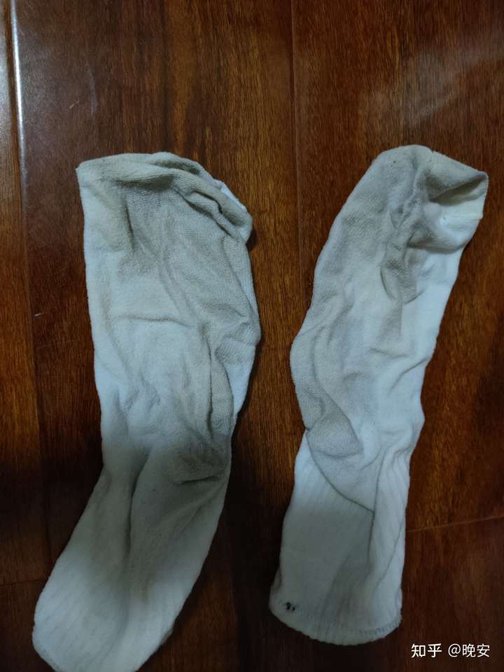这是我舞蹈课之后穿的袜子,每次舞蹈课之后都会很累,出汗,所以脚看