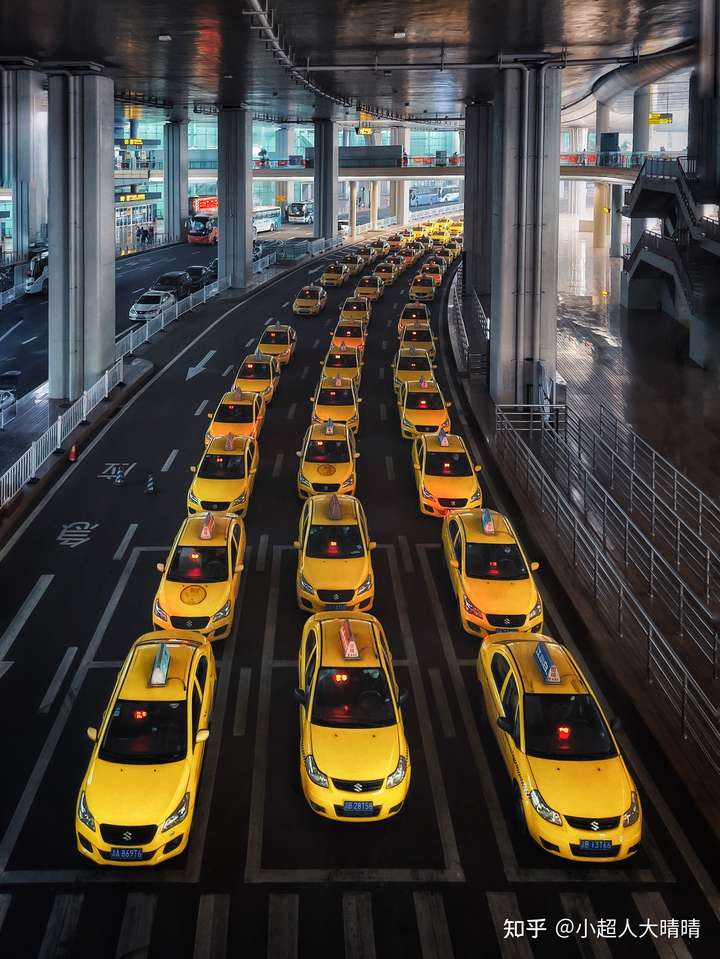 在江北机场t3航站楼,出机场就能看见,错落有致的黄色出租车,这很重 