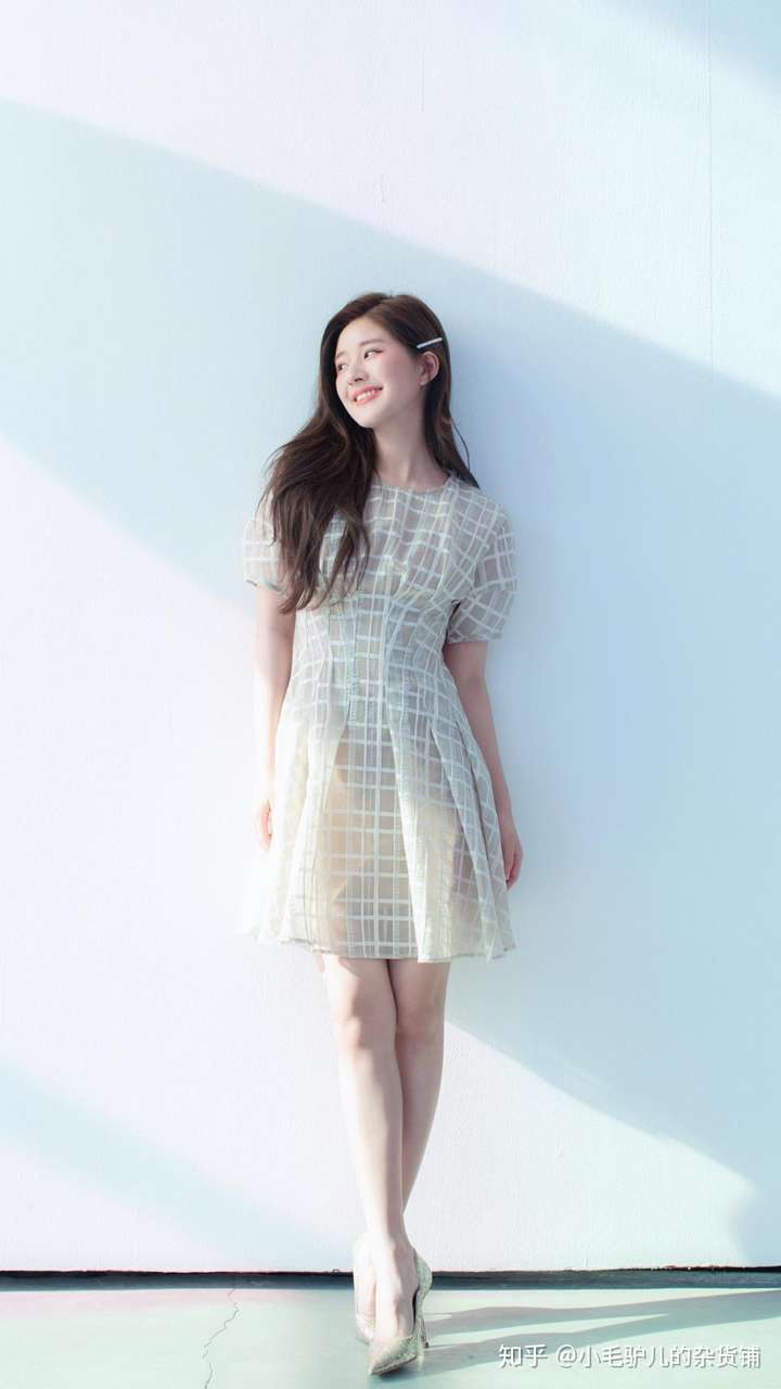 宝藏女孩赵露思 这就是我所整理的露思壁纸 因不想让大家拉太长的