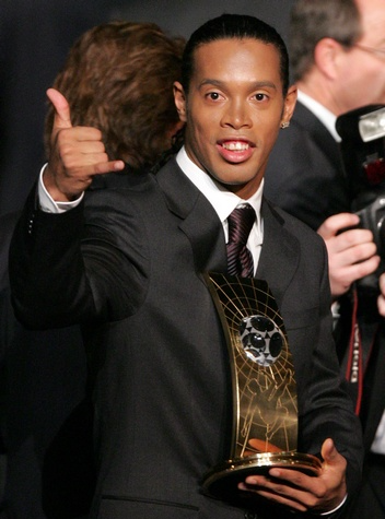 2005年,小罗蝉联欧洲金球奖 世界足球先生,完成了个人荣誉的大满贯.