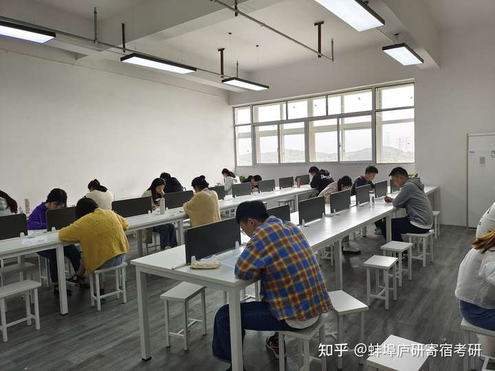 蚌埠学院的图书馆或教室环境如何?是否适合上自习?