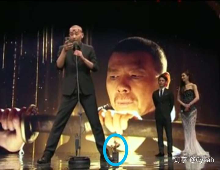 为什么管虎敢背手向烈士鞠躬?
