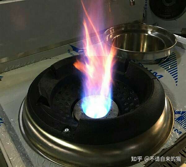 家里的煤气管道要做到不老化,不泄露,做饭后需及时关闭燃气灶开关
