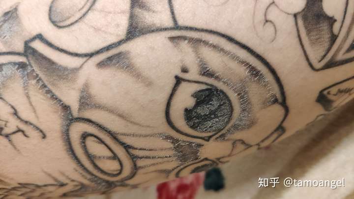 刚做完纹身颜色都会浮于表面,恢复后等于有一层皮肤覆盖,所以肯定颜色