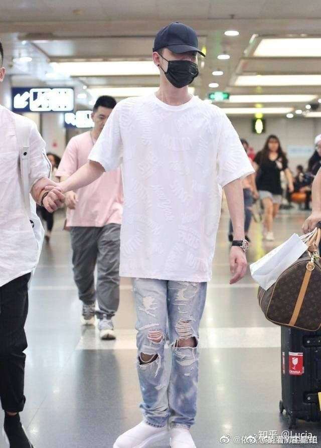 为啥张云雷总爱穿破洞牛仔裤?