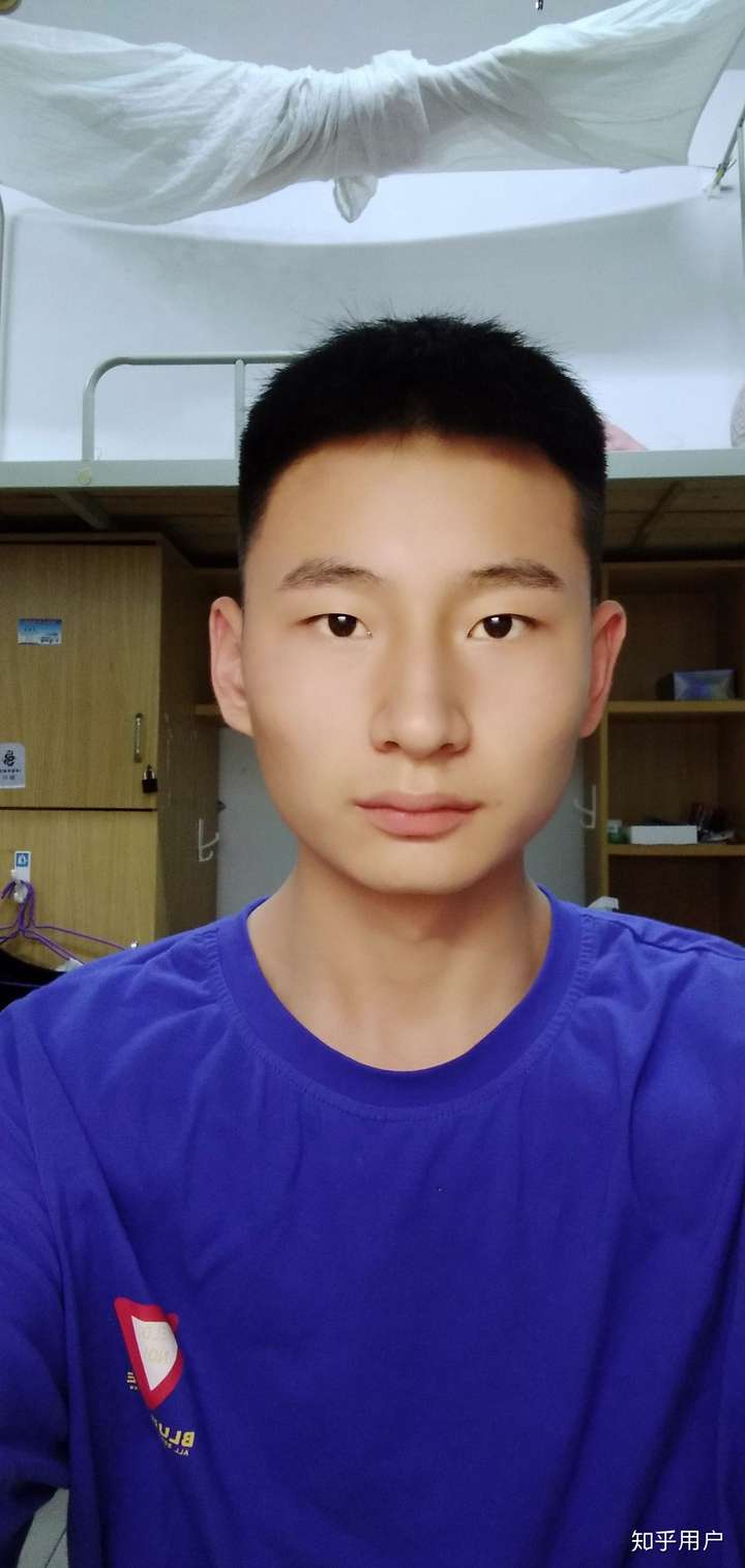 影响一个男生长得好看最关键的五官是什么