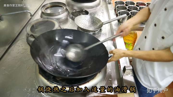 一个耳朵给厨师颠勺滑锅操作,另一个耳朵用于起锅时用勺挂耳