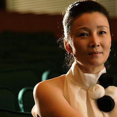 朱茵是上海话剧中心的国家一级演员,在二十世纪九十年代她凭借一部