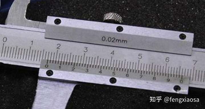 例如:下面的卡尺游标有50格(51条刻度),精度就是 1mm/50= 0.02mm.