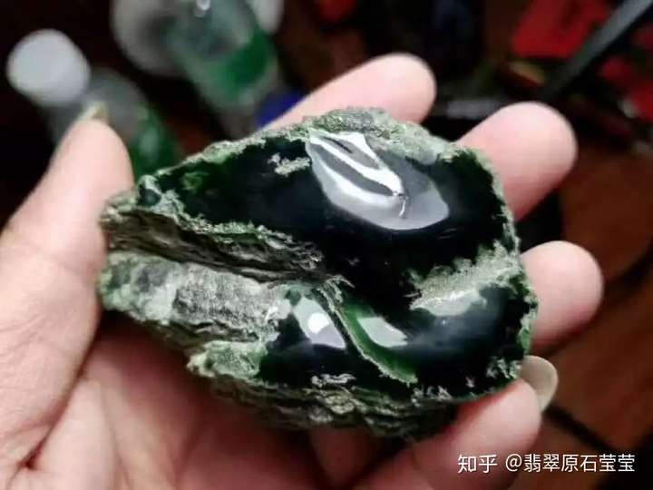 一块开窗的莫西沙翡翠原石,竟切出多颗玻璃种墨翠戒面