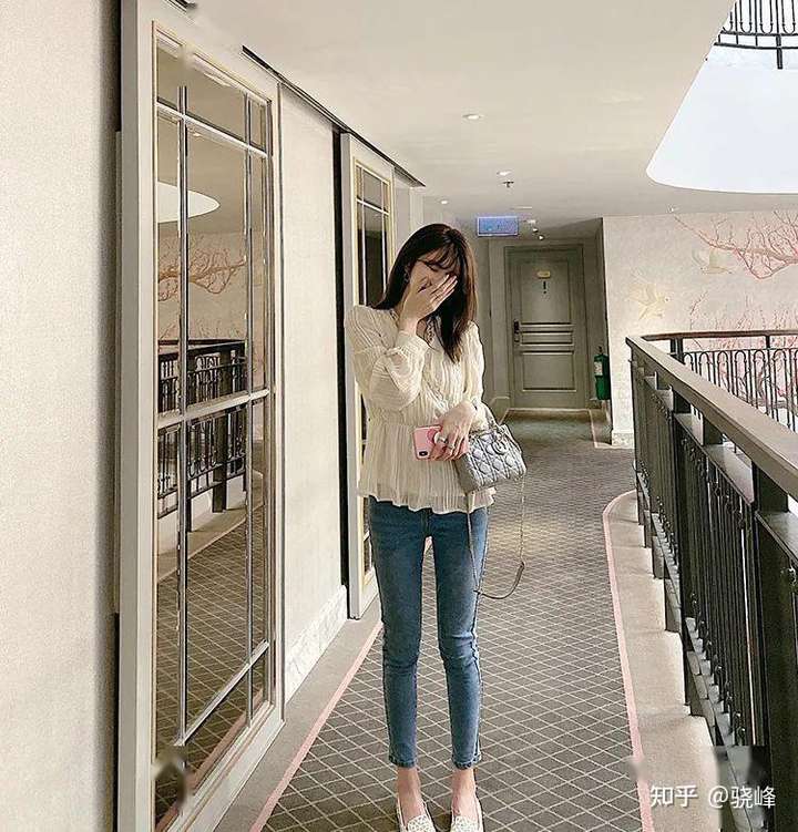 但是仍然想要穿紧身牛仔裤的话,那么可以来参考一下孙艺珍的这种搭配