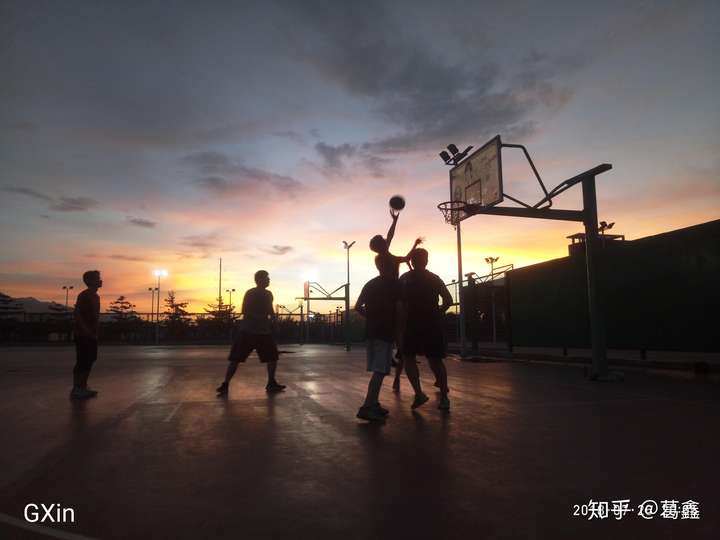 一天打篮球,旁边休息时偶然手机抓拍……夕阳与青春齐舞,运动与宁静