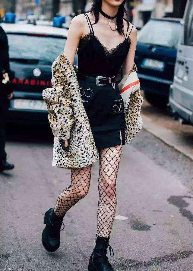 女生穿渔网袜不会嘞脚吗