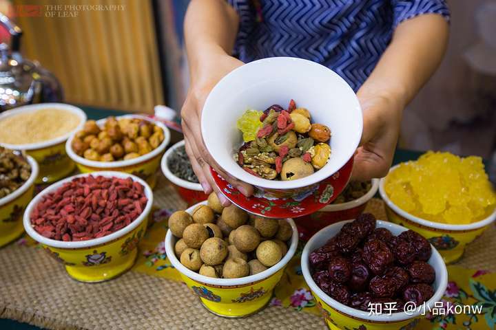 八宝茶 八宝茶:也称"三泡茶",是西北地区的特色茶饮.