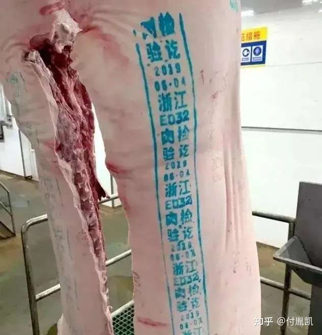 大家在市场上购买的猪肉,猪肉皮上都印有蓝色的或者红色的检疫章.