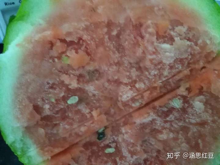 西瓜放冷冻忘了拿出来,第二天冻成冰球了,怎么办,还能