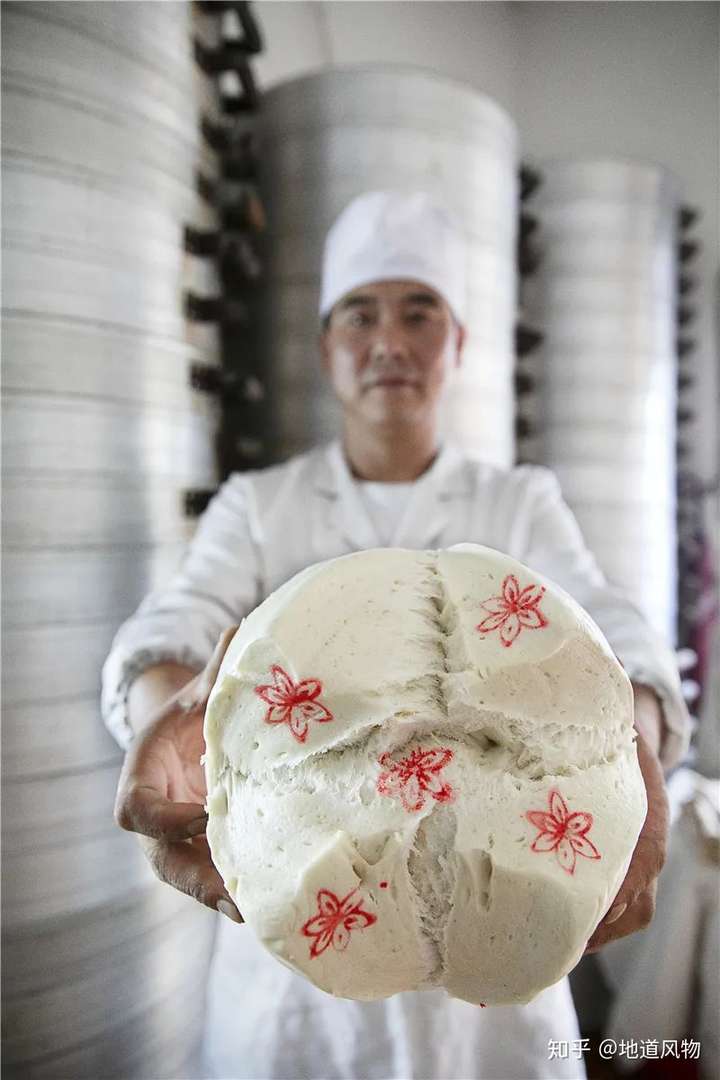 比脸还大的庄浪大馍馍.摄影/张律堂,选自《风物中国志·平凉》