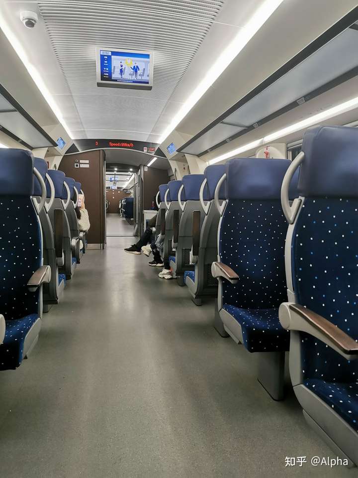 城际列车大致分为两种 一种使用时速250/350公里的动车组列车运行.