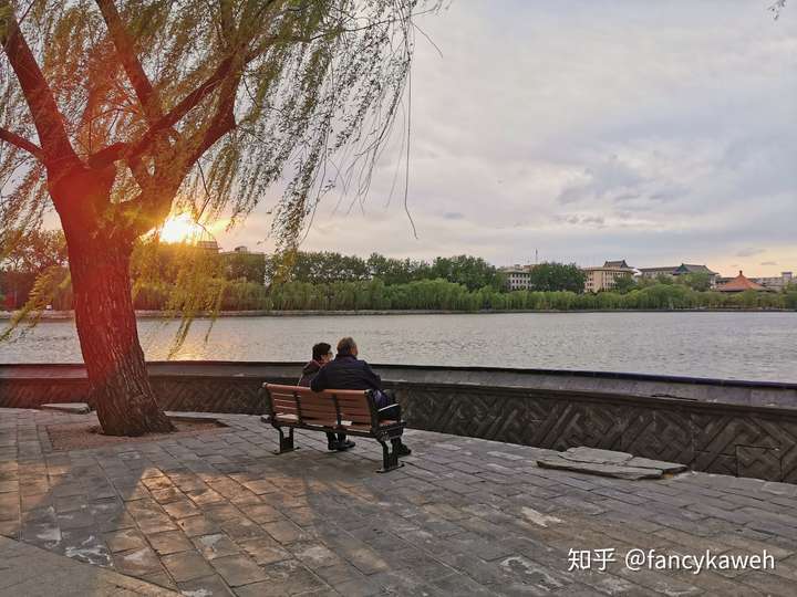这张摄于北海公园,一对老夫妻坐在凳子上,夕阳西下,让我想起《当你老