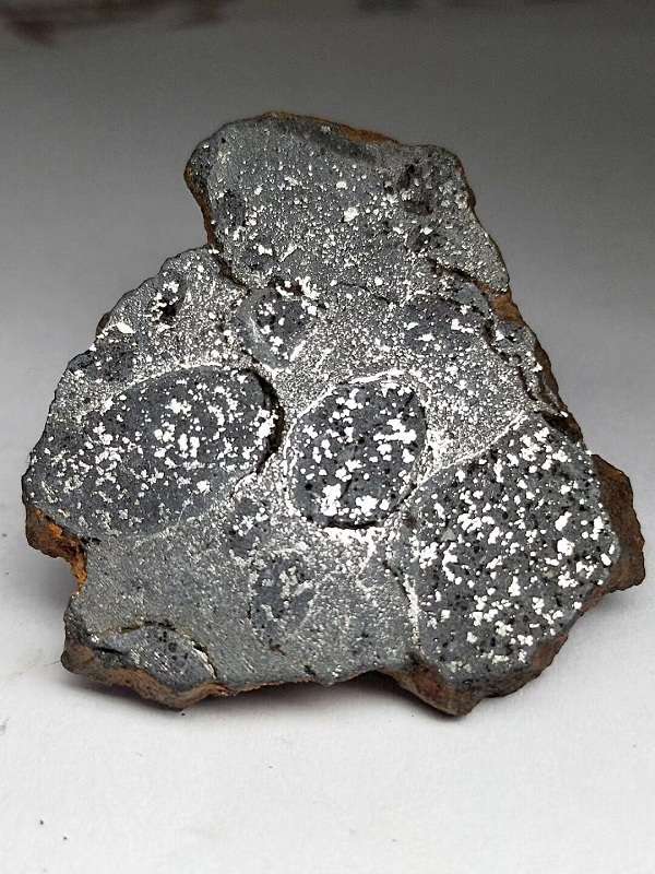 为什么冲击熔融型普通球粒陨石的基质通常是黑色?