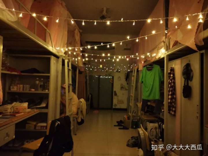 桂林旅游学院的宿舍条件如何?校区内有哪些生活设施?