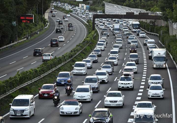 为什么日本的高速单向两车道都不堵车,在国内单向三,四车道还堵车?