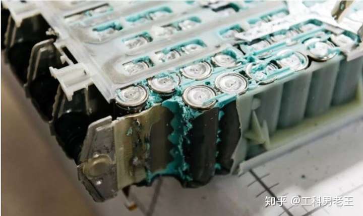 为什么特斯拉靠锂电池就能达到 500 公里续航?