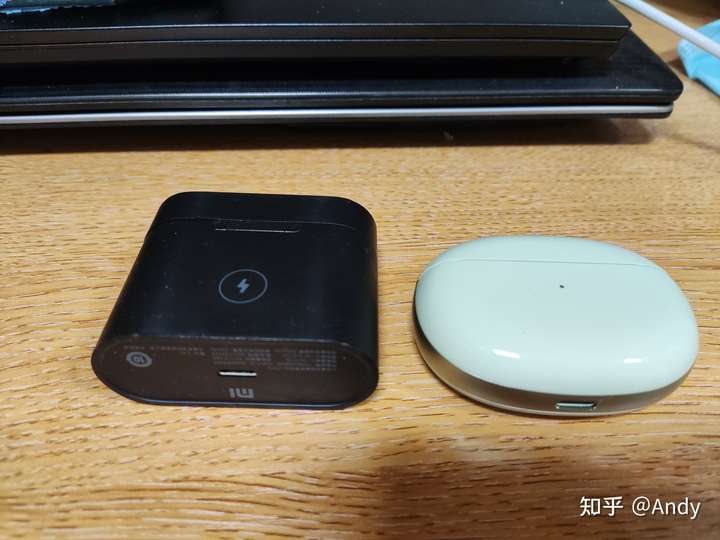 哈哈,图是路上捡的小米air2 pro充电仓和oppo enco x充电仓对比,enco