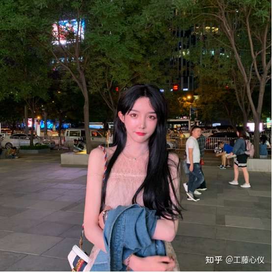 女装大佬艾比是不是隆胸了