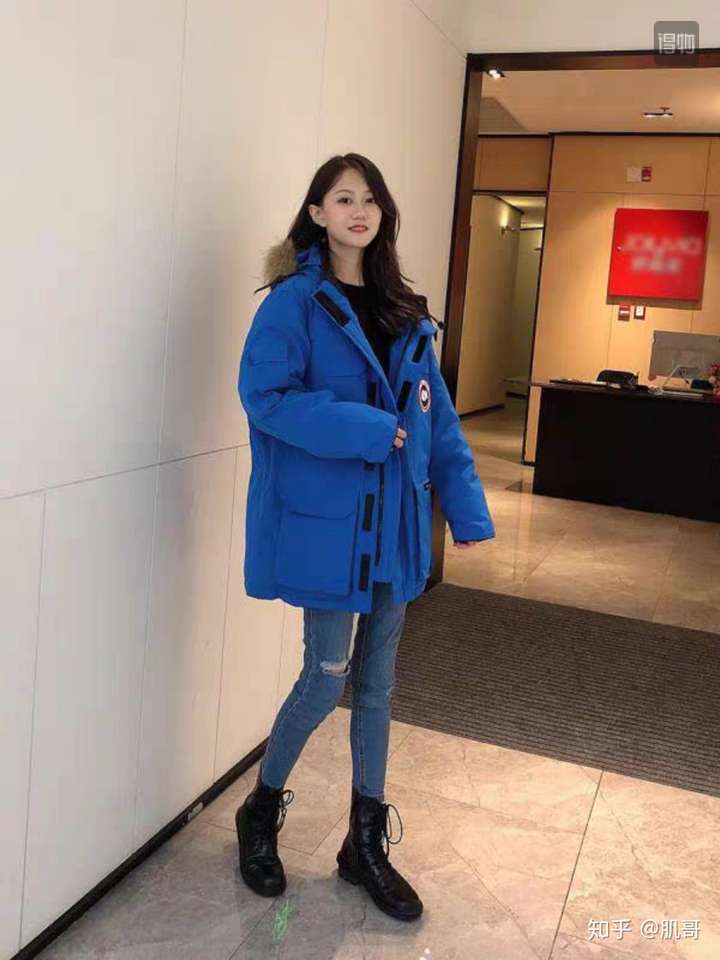 蓝色羽绒服配什么鞋?