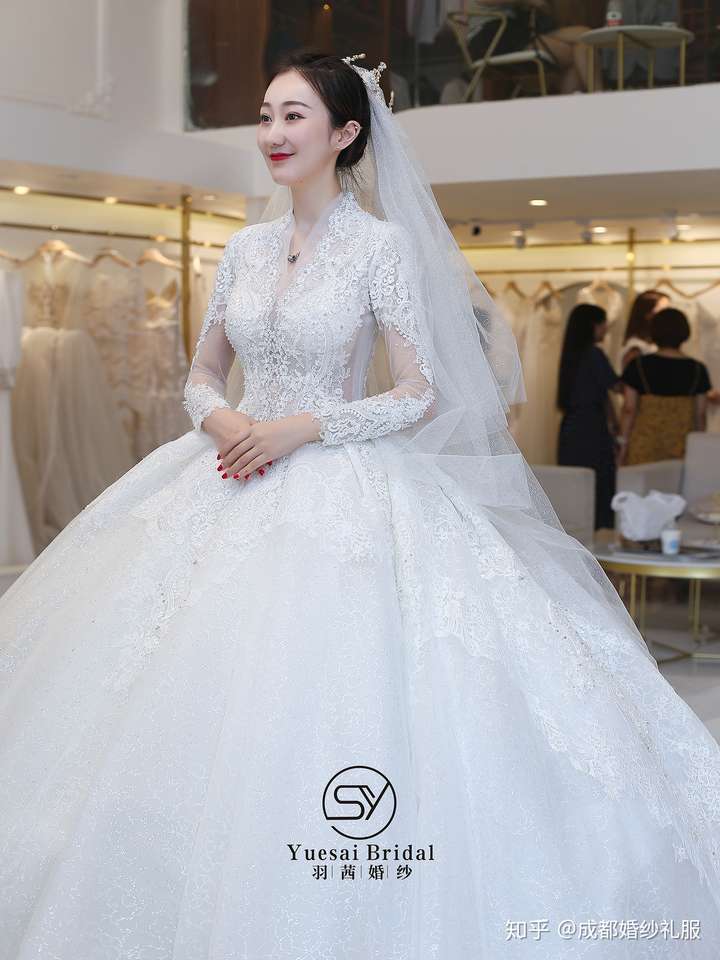 女生结婚需要几件礼服婚纱,西式的婚纱和中式的传统婚服是不是都需要?