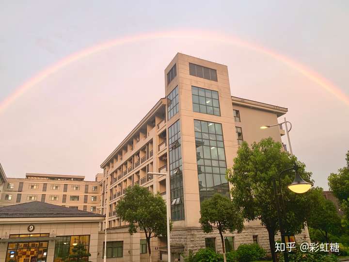 浙江中医药大学富春校区很美,就偏自然,原生态一点的那种 就如"四时