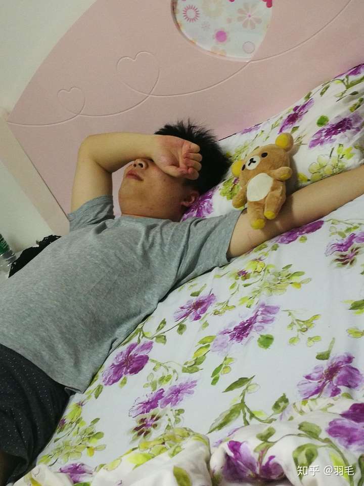 情侣睡觉都抱着睡吗?