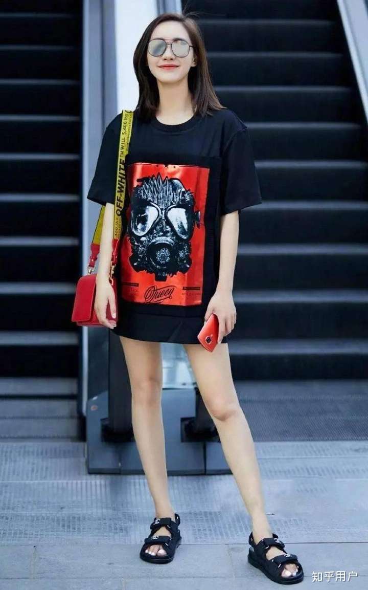 夏天怎么搭配中长款t恤?
