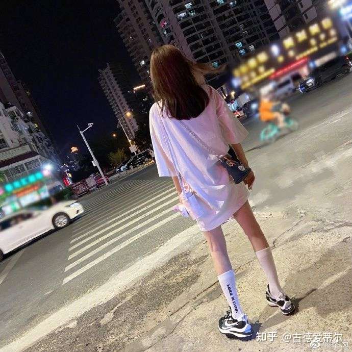 不同风格的袜子搭配不同风格的衣服,既可以做到 优雅知性又可以活泼