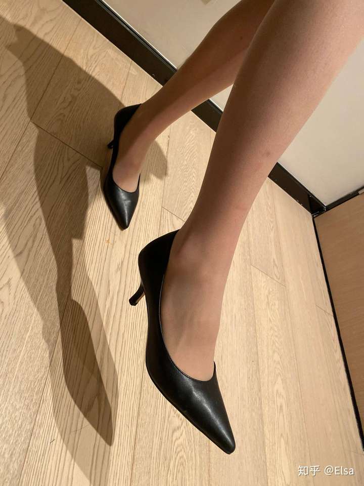 出席正式场合穿高跟鞋配肉色丝袜好还是光腿好