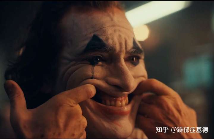 小丑展现的是人性的,人格化的,可被理解的:那些强颜欢笑与隧道里的