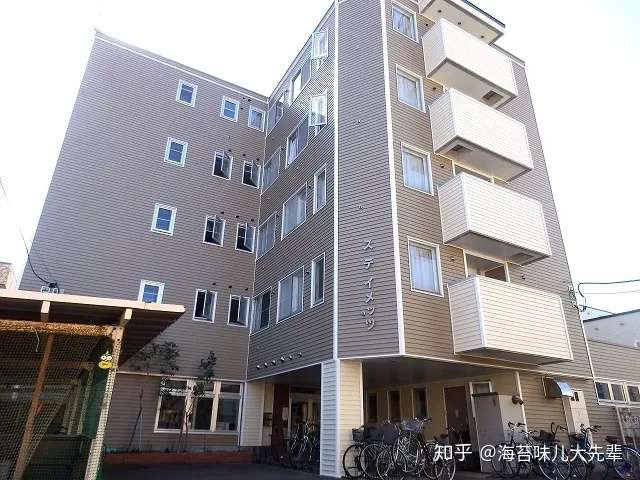 北海道大学学生寮,该寮完全由学生自治管理,每月房费仅为4300日元