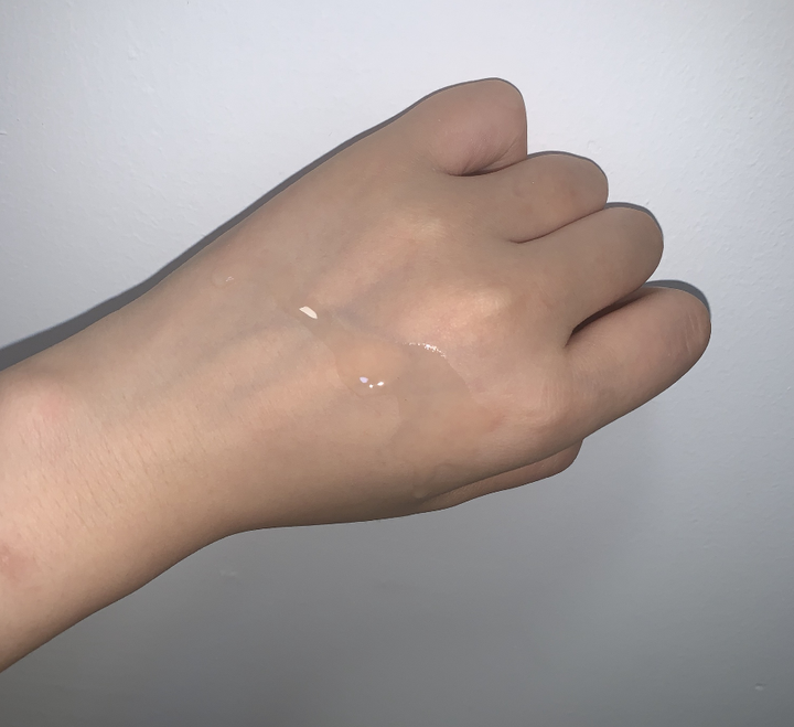 求推荐适合20岁女生的精华和乳液?